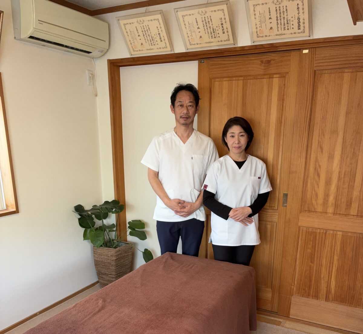 当施術所は、夫婦で営む地域密着型の施術所です。お一人おひとりのお身体の状態やお悩みにしっかり向き合い、安心して通っていただける温かい雰囲気づくりを大切にしています。初めての方やご高齢の方にも不安なくご利用いただけるよう、丁寧な対応と分かりやすい説明を心がけております。 開業以来27年、地元の皆さまに支えられながら、多くの方の健康づくりに携わってまいりました。長年の経験で培った確かな技術と知識をもとに、お身体の状態に合わせた無理のない施術をご提供いたします。 また、地域に根ざした施術所として、気軽に相談できる身近な存在でありたいと考えております。「ちょっとした不調だけど相談していいのかな」といったお悩みでも、どうぞ安心してご相談ください。 これからも、親切・丁寧をモットーに、皆さまの健康をサポートできる施術所であり続けてまいります。